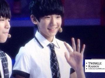 王源和女朋友亲吻照片